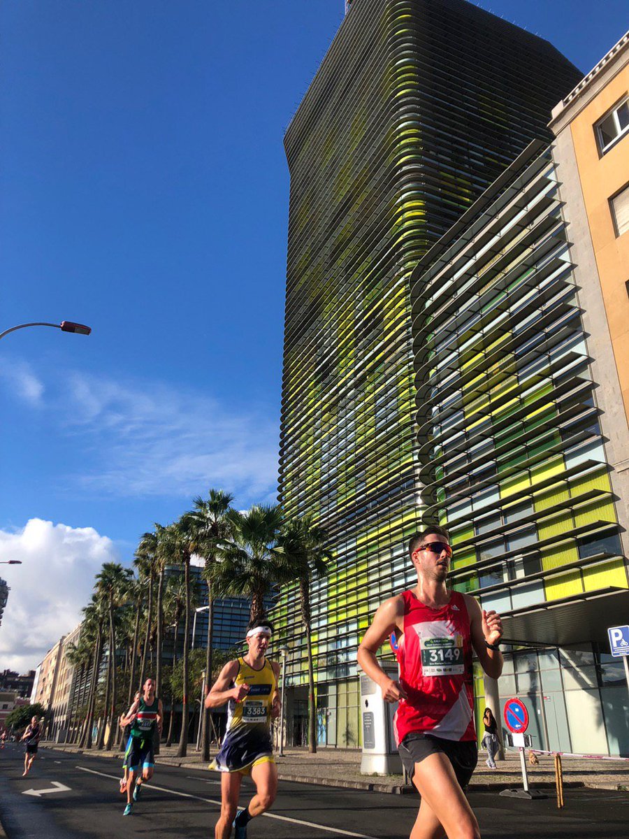 GCMaraton's tweet photo. El maratonista tiene miedo, y lo enfrenta. Esa es la gran diferencia que nos lleva a completar esos benditos 42.195 metros. La mentalidad. Y eso lo tienen en común todos los corredores del @cajasiete #GCmaraton. #running #runners #GranCanaria #maraton https://t.co/QakMkPrRqw