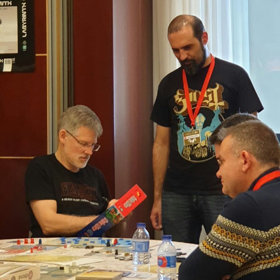 Última foto de nuestro #BellotaCon19, con @Volko26 firmándome un Cuba Libre para <a href="/theking_podcast/">evilcore666</a>. 😉