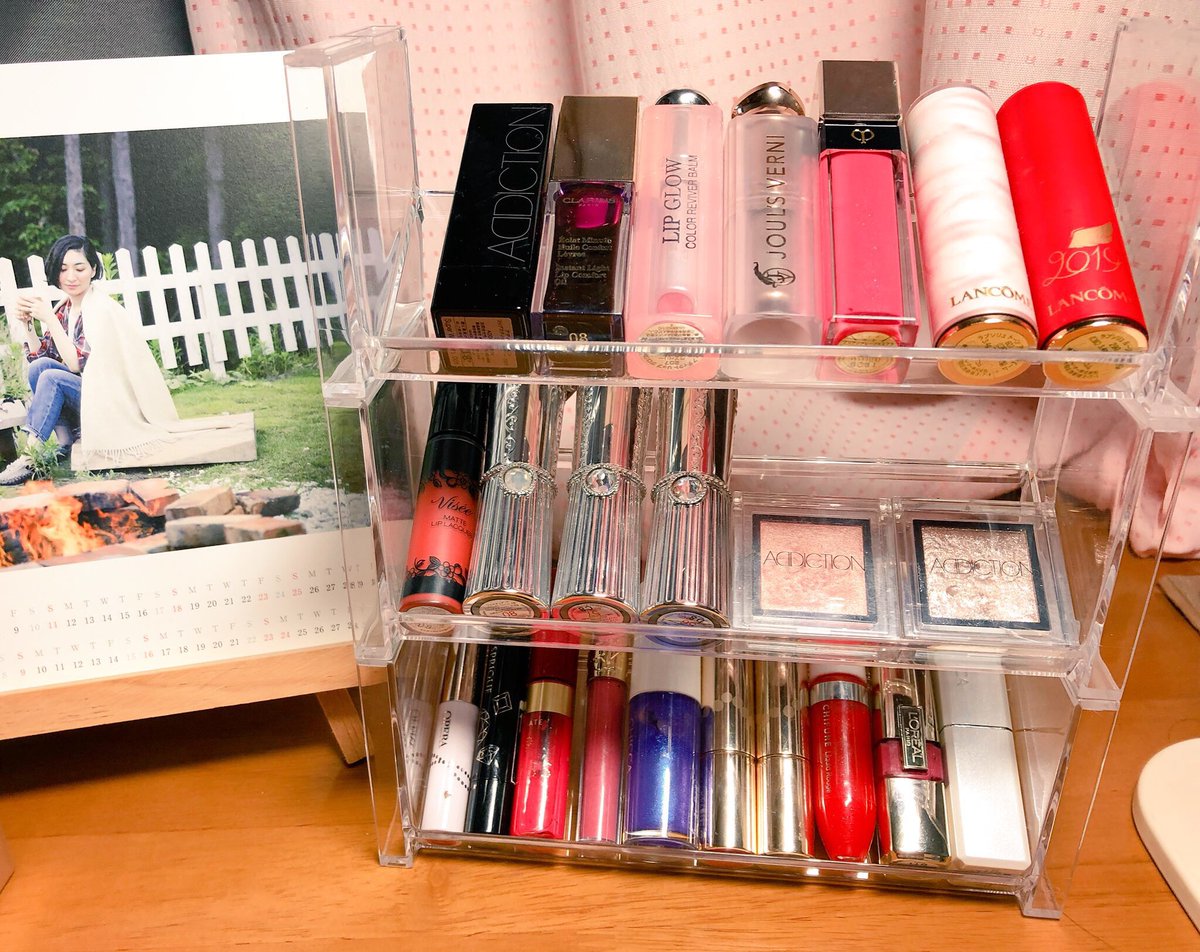 はな En Twitter コスメ収納 セリアのディスプレイラック を３つ繋げた 無印のが可愛かったけど安く代用できて嬉しい あとダイソーで透明な引き出し探そかな アイシャドウとかチーク用の