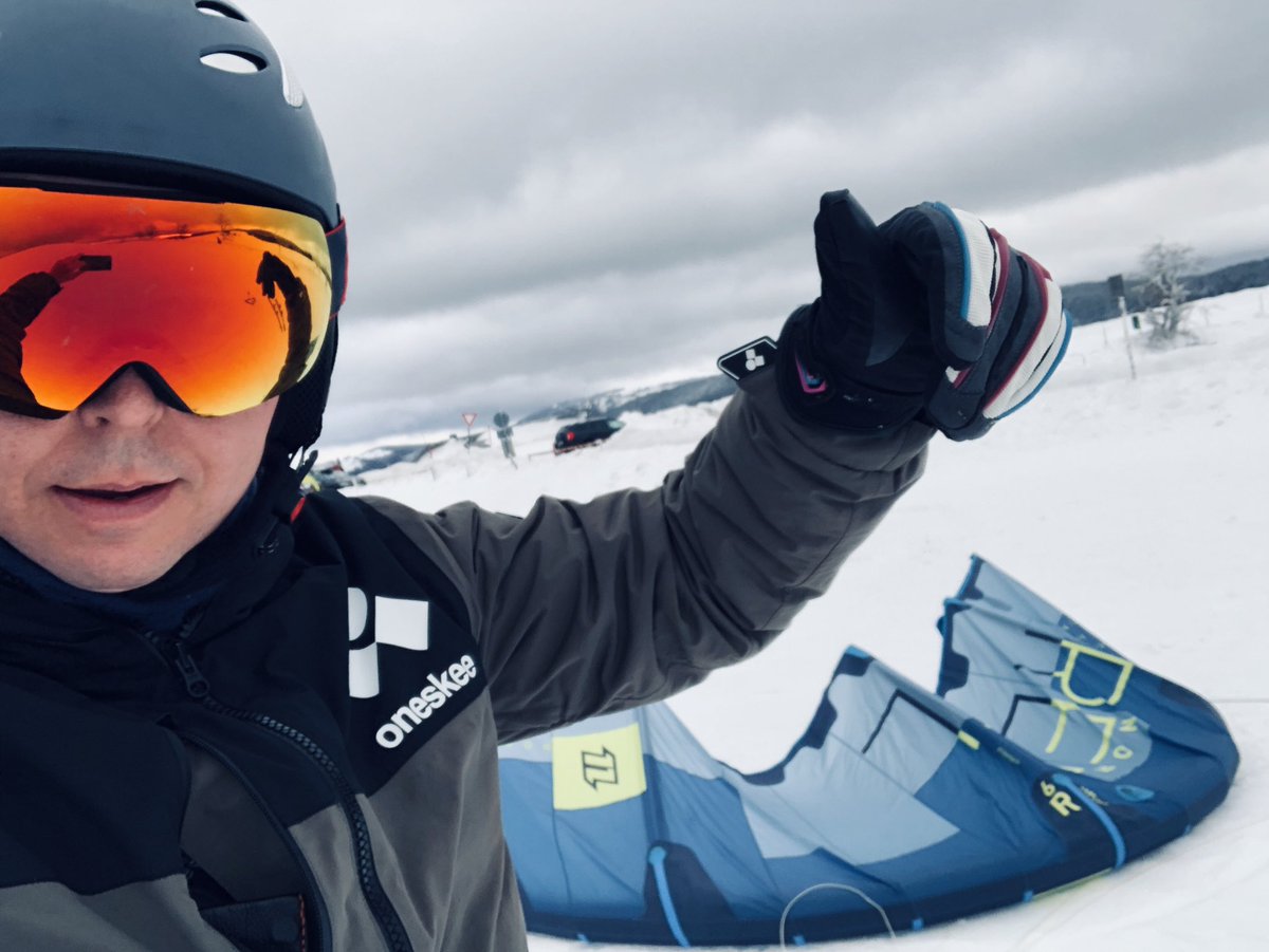 wiesel2008's tweet photo. Strong Wind 💨 6 qm #snowkiten schauinsland https://t.co/I3voBAtwdP