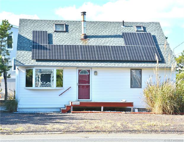 LBI_Homes's tweet photo. REDUCED TO $612K This 3BDR, 2bath Cape in Harvey Cedars had no interior Sandy damage. Kitchen upgraded w/ cabinets and stainless steel appliances. Rear deck is enclosed and screened. The owner has rented privately in the summer 4  around $1800 per week. https://t.co/qiJLn3bU4y https://t.co/k3EmCbLPb7