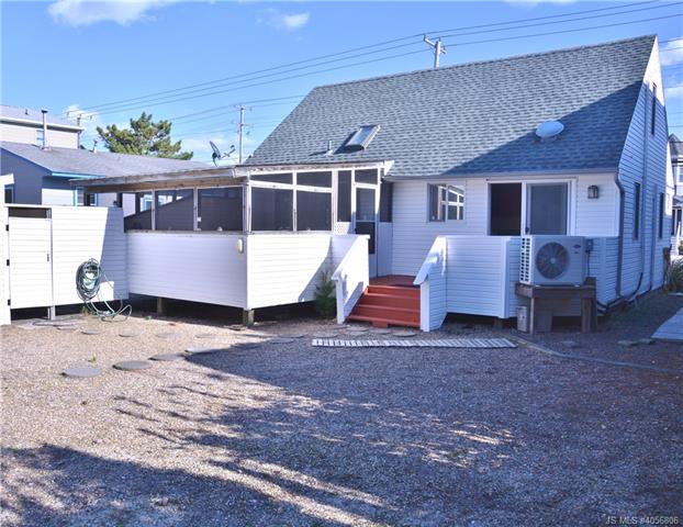 LBI_Homes's tweet photo. REDUCED TO $612K This 3BDR, 2bath Cape in Harvey Cedars had no interior Sandy damage. Kitchen upgraded w/ cabinets and stainless steel appliances. Rear deck is enclosed and screened. The owner has rented privately in the summer 4  around $1800 per week. https://t.co/qiJLn3bU4y https://t.co/k3EmCbLPb7