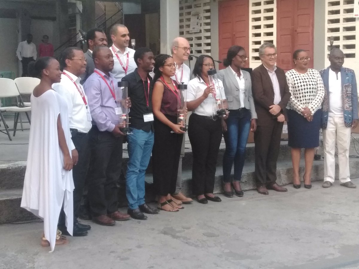 Remise officielle des sismomètres éducatifs aux écoles sélectionnées, par les représentants de <a href="/ambafranceht/">La France en Haïti 🇫🇷🇪🇺</a> <a href="/edumedObs/">edumed-obs</a> <a href="/Pwoteksyonsivil/">Pwoteksyon sivil</a> <a href="/mairiepaup/">Mairie De P-au-P</a> #CattsPressoir Le “Réseau Sismologique Éducatif” sera opérationnel après leurs installations <a href="/MENFP_Education/">MENFP Education Haiti</a> <a href="/Frantzduval/">Frantz Duval</a>