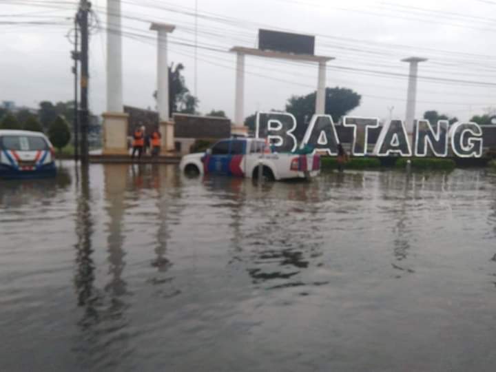 Batang kuu..banjir melanda  .kemana aja kau Bupati Wihaji ?