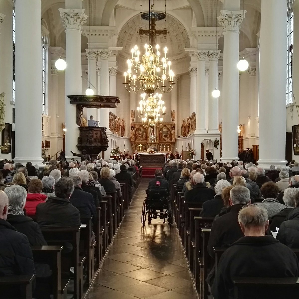 erpsekrant's tweet photo. Het is 40 jaar geleden dat Cees Rombauts pastoor werd in Erp. Mooie blijk van waardering vanmorgen voor wat hij in de gemeenschap betekent: een volle kerk. https://t.co/G7wcHgg14j