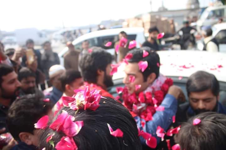 maheera_ehsan's tweet photo. کچھ لوگ پھول تو نہیں ہوتے 
مگر وہ مہکتے ضرور ہیں
محبت سے،
اخلاق سے، 
کردار سے،
ایسے لوگ محفل میں قدم رکھتے ہی
 چارسو چھا جاتے ہیں،
ایسا ہونا نا ممکن تو نہیں کوشش کریں،
 ایسی ہی مہک ہم میں بھی آئے ۔۔💞💖💞
@iqrarulhassan https://t.co/3AYZgZ3v9B