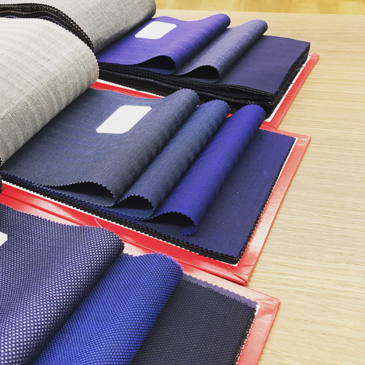 北浜 オーダースーツ シャツ 就活 Sb En Twitter 春夏生地が続々と入荷中 楽しみにされているお客様のご来店をお待ちしております 人気の鮮やかなブルー系の生地も豊富です オーダースーツ レディーススーツ ジャケット ベスト オーダー オーダーメイド