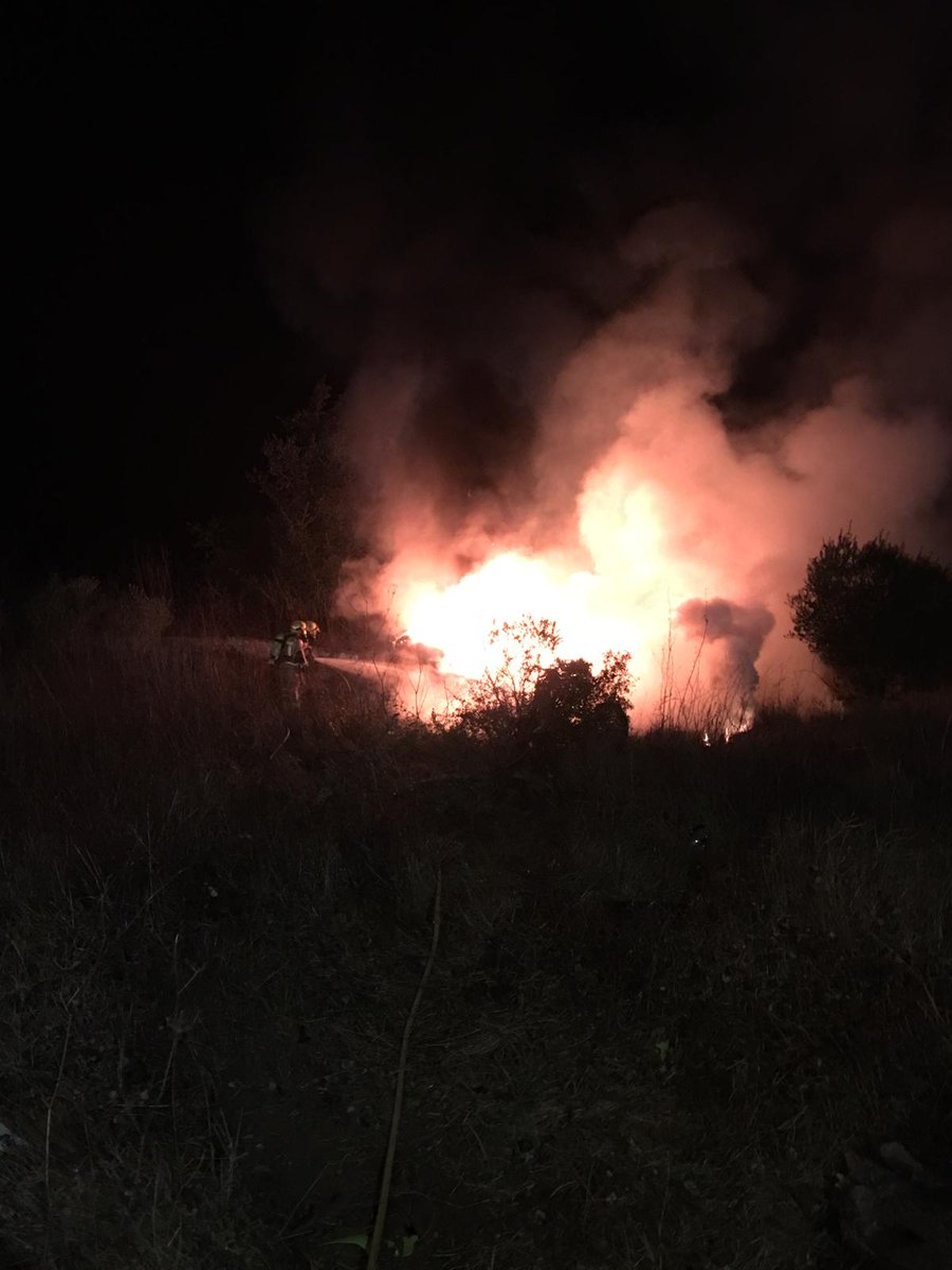 BombersPala's tweet photo. 🌒Aquesta matinada:
📌Accident de trànsit a la rotonda que hi ha entre la C-31 i la C-66 a Palafrugell. 🌳💥🚗
📌Solament 1 vehicle implicat.
📌L'únic ocupant ha resultat il·lès 😃 https://t.co/JGdhUbpzZ6