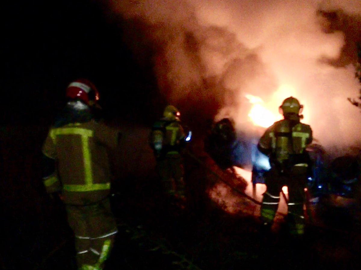BombersPala's tweet photo. 🌒Aquesta matinada:
📌Accident de trànsit a la rotonda que hi ha entre la C-31 i la C-66 a Palafrugell. 🌳💥🚗
📌Solament 1 vehicle implicat.
📌L'únic ocupant ha resultat il·lès 😃 https://t.co/JGdhUbpzZ6