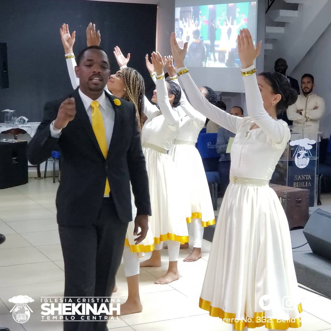 shekinah332's tweet photo. Ministracion de parte de Dios para las vidas; Cerrando este servicio con una adoración - danza al Señor. #9am #shekinahtc #imparticion #daraDios #adoracion #imparticion #JUCUMSD #2019imparticion https://t.co/KT6un4bav6