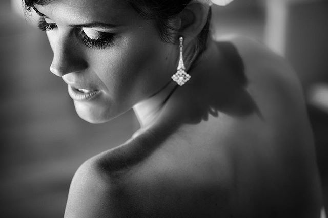 Elegante e indomable Carla #noviasdiferentes #novias2019 #bridesmaids #lanovia #noviasconpersonalidad #fotografosespaña bit.ly/2Ul6WrX