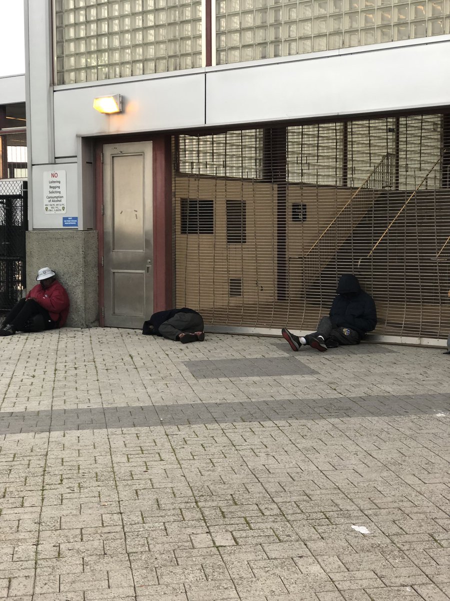creoledarling's tweet photo. @SFBART why is the Pittsburg-BayPoint station not open!!! Why are we paying so much money for your workers not to do their job. Now I’m late for work. #unacceptable #SFBart #Pittsburg https://t.co/wJYOmqjWAO