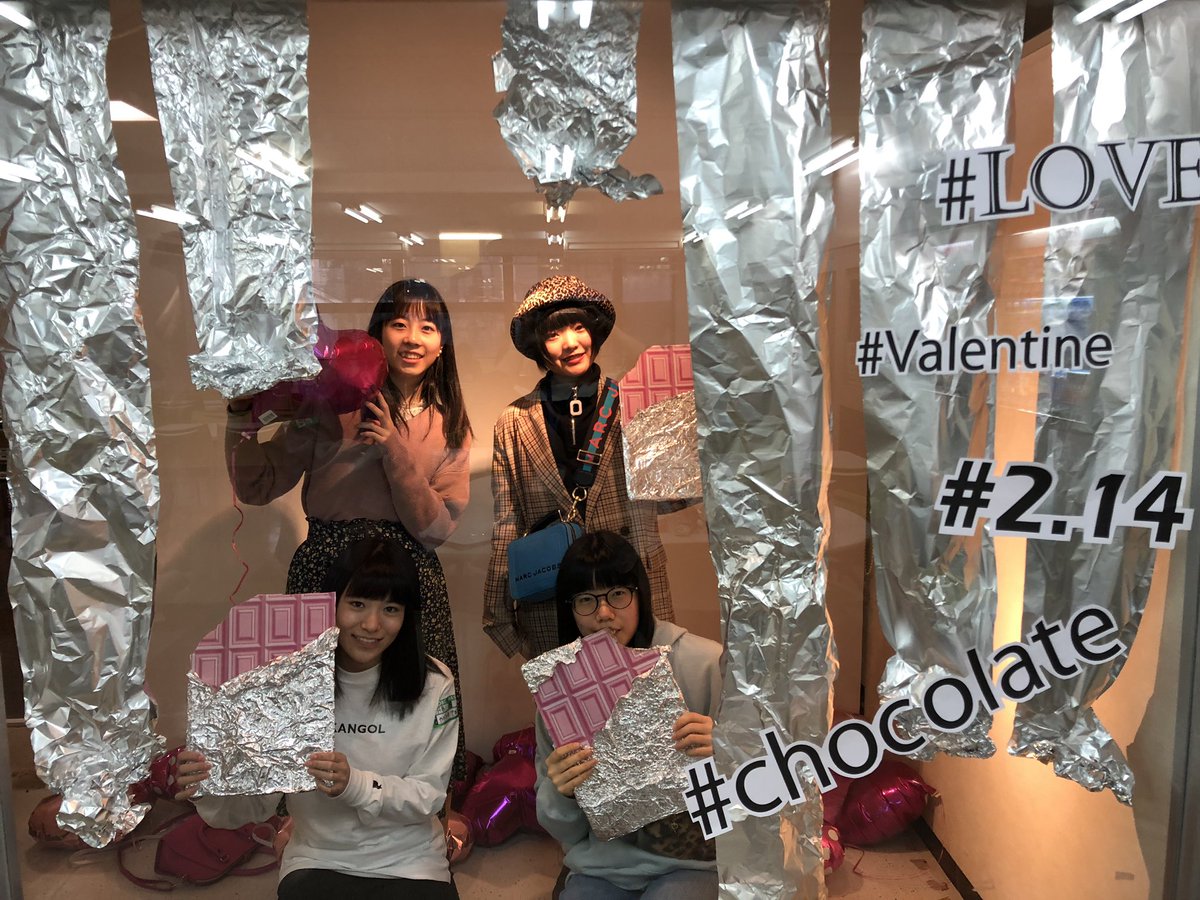bijikare_fbzb's tweet photo. 1/27（SUN）ファッションビジネス学科のドリームキャンパスでは
「インスタグラマーになろう！」の講座を開催しました💓
バレンタインのディスプレイをみんなで施工して、インスタ映えする写真を撮影📸とっても可愛かったです💓 https://t.co/AICt1ahsqY