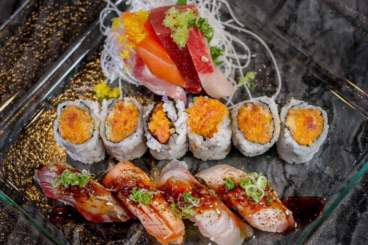 FujiatInkBlock's tweet photo. Sunday is a day for relaxation and a supremely tasty lunch! π Our #Sushi #Lunch Supreme comes with four pieces of #Sashimi, four pieces of Torched #Nigiri, and Spicy Tuna #Maki.
.
.
.
#inkblock #boston #inkblockboston #inkblockliving #bosfeed #bostonfoodies #eaterboston https://t.co/5RDjApIHbS