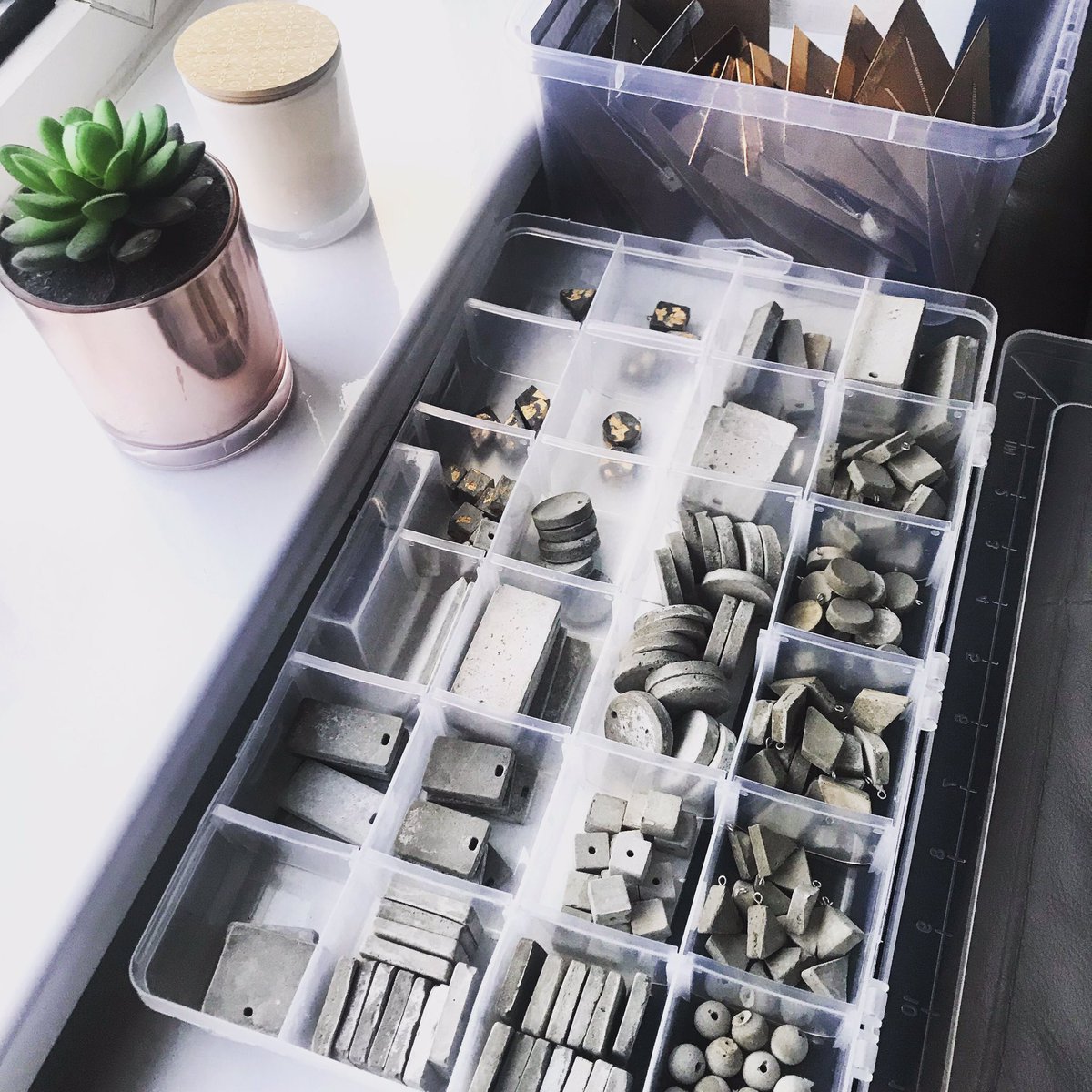 HardwareCraft's tweet photo. A whole lot of sanding and packaging today ✨ love spending my weekends being crafty 😊
#etsyfinds #uniquegifts #smallbusiness #indiebusiness #smallbusinessuk #etsyshop #etsysellersofinstagram #etsyuk #concretejewellery #cementjewellery #etsyseller #etsyselleruk #justacard https://t.co/ie7KK57lb6