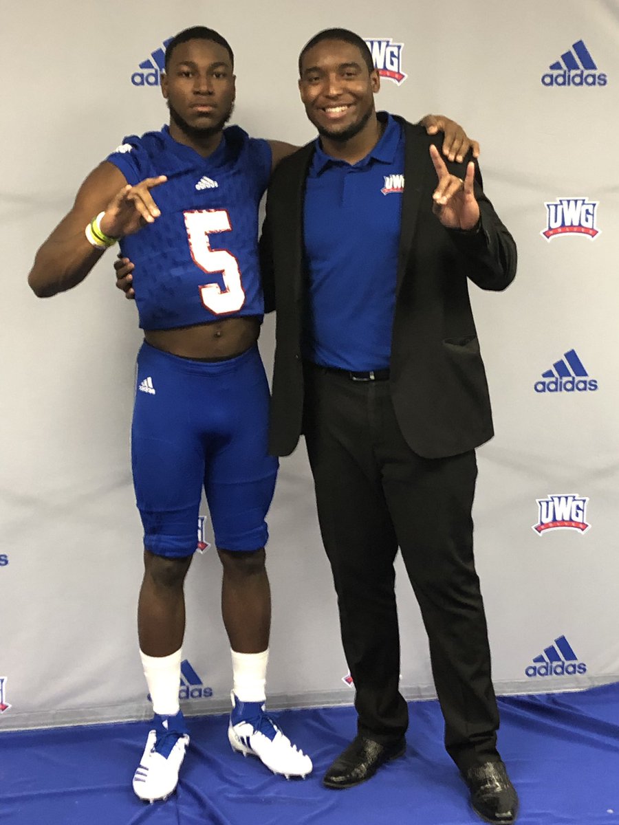 ATHLETESNMOTION's tweet image. Congratulations to @Darryl2822 for joining the University of West Georgia family.... Wow coach @Enrique__Davis yall look like twins.. good job recruiting coach.  #donumbers #deanslist #wolvesfootball