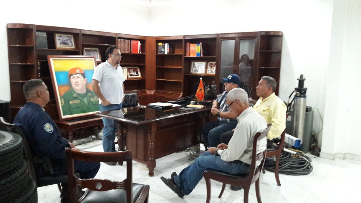 CicpcVilla's tweet photo. Reunión con el ciudadano Alcalde del Municipio Zamora Rodulfo Perez @rodulfohumberto y el Diputado de la Asamblea Nacional Constituyente por el Municipio Zamora Antonio Cabanillas, además del Jefe de la Policía del Estado en el Sur de Aragua Comisionado Farfán Julio @villacicpc https://t.co/O0ZLUdMn6X
