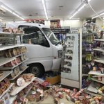 ダイナミック入店wまたローソンに軽トラ突っ込んでるよ…