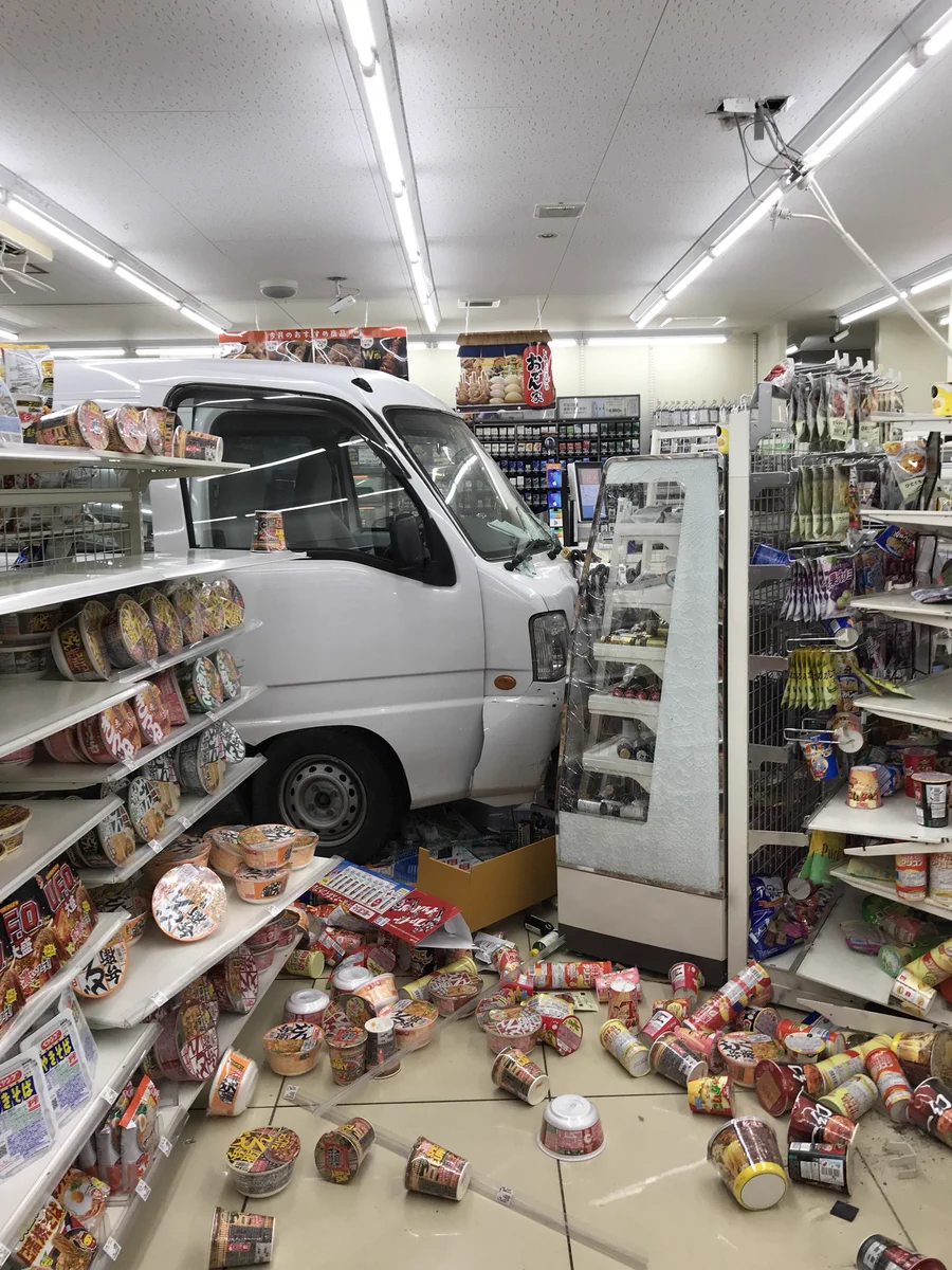 ダイナミック入店wwまたローソンに軽トラ突っ込んでるよ…