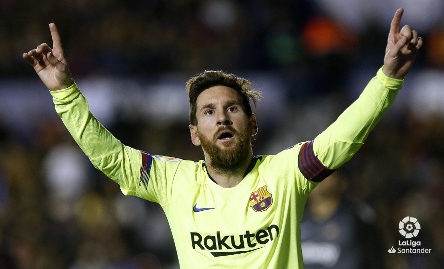 LaLiga's tweet photo. Hola, soy Leo Messi y tal vez me reconozcas por éxitos como:

-Sí, soy el máximo goleador de #LaLigaHistory
-Sí, soy el máximo asistente de #LaLigaHistory
-Sí, soy el máximo goleador del @FCBarcelona_es 

-No, no soy de este planeta... 👽 https://t.co/QbagjVf8yJ