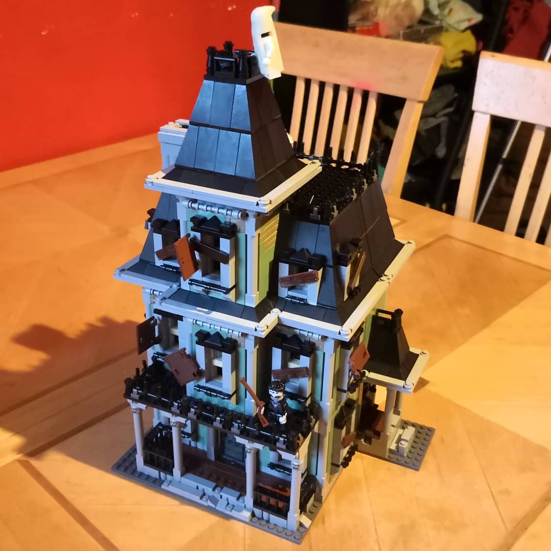 dadgeekuk's tweet photo. The wife finally finished her Christmas present LEGO project! I helped as official finder of pieces.
It's an awesome haunted house, complete with teeny, tiny Adams family style minifigs!
#dadgeek #toys #toyreview #LEGO #building #buildingtoys #bricks #blocks #toysforgrownups https://t.co/Ow21KwCrvH