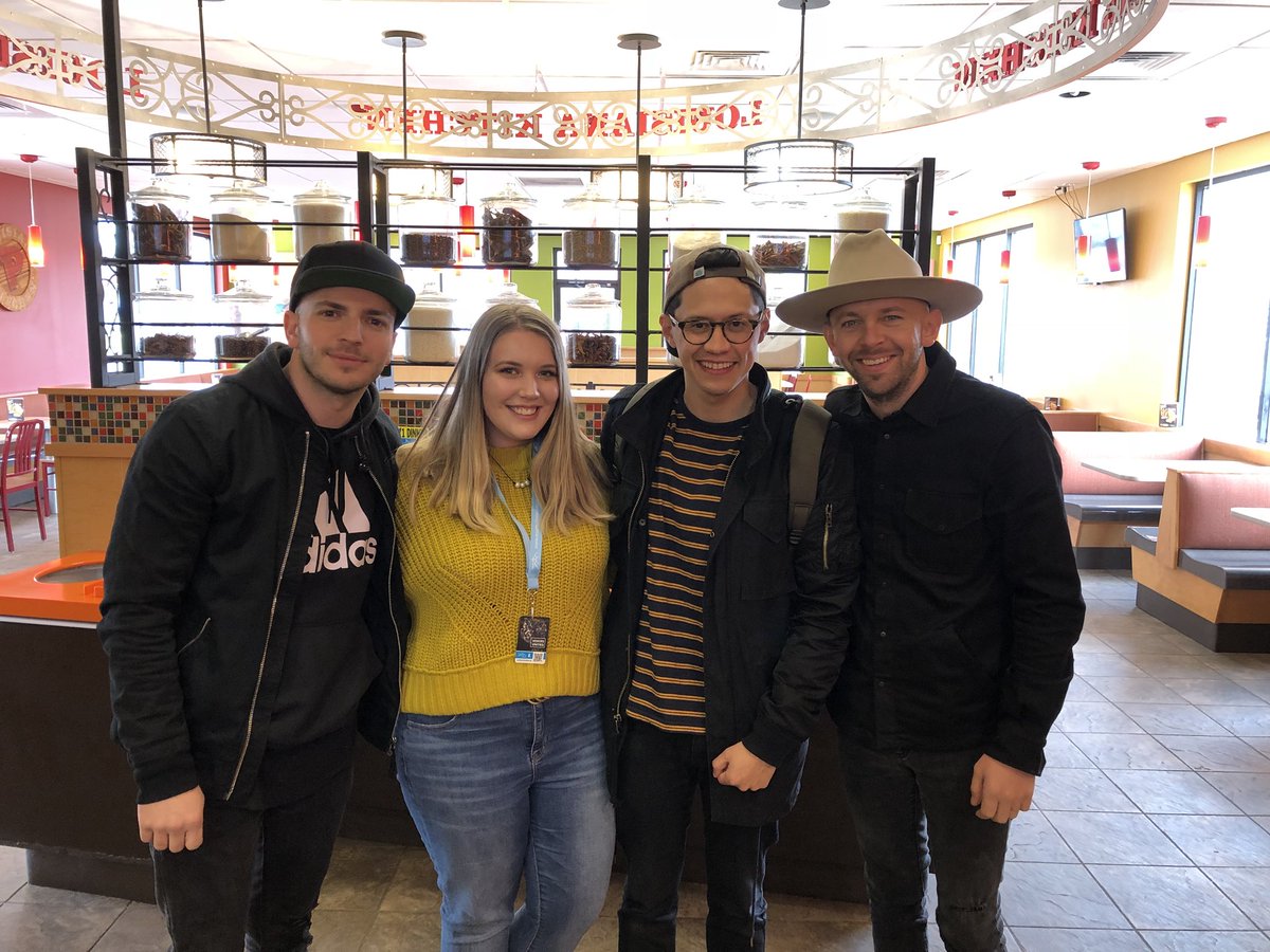 El1zabethanne's tweet photo. Great end to a great weekend:) picked a perfect place to eat considering we ran into @IAMTHEY 💛 see you next year! #rez19 https://t.co/XoVxy5MuGj