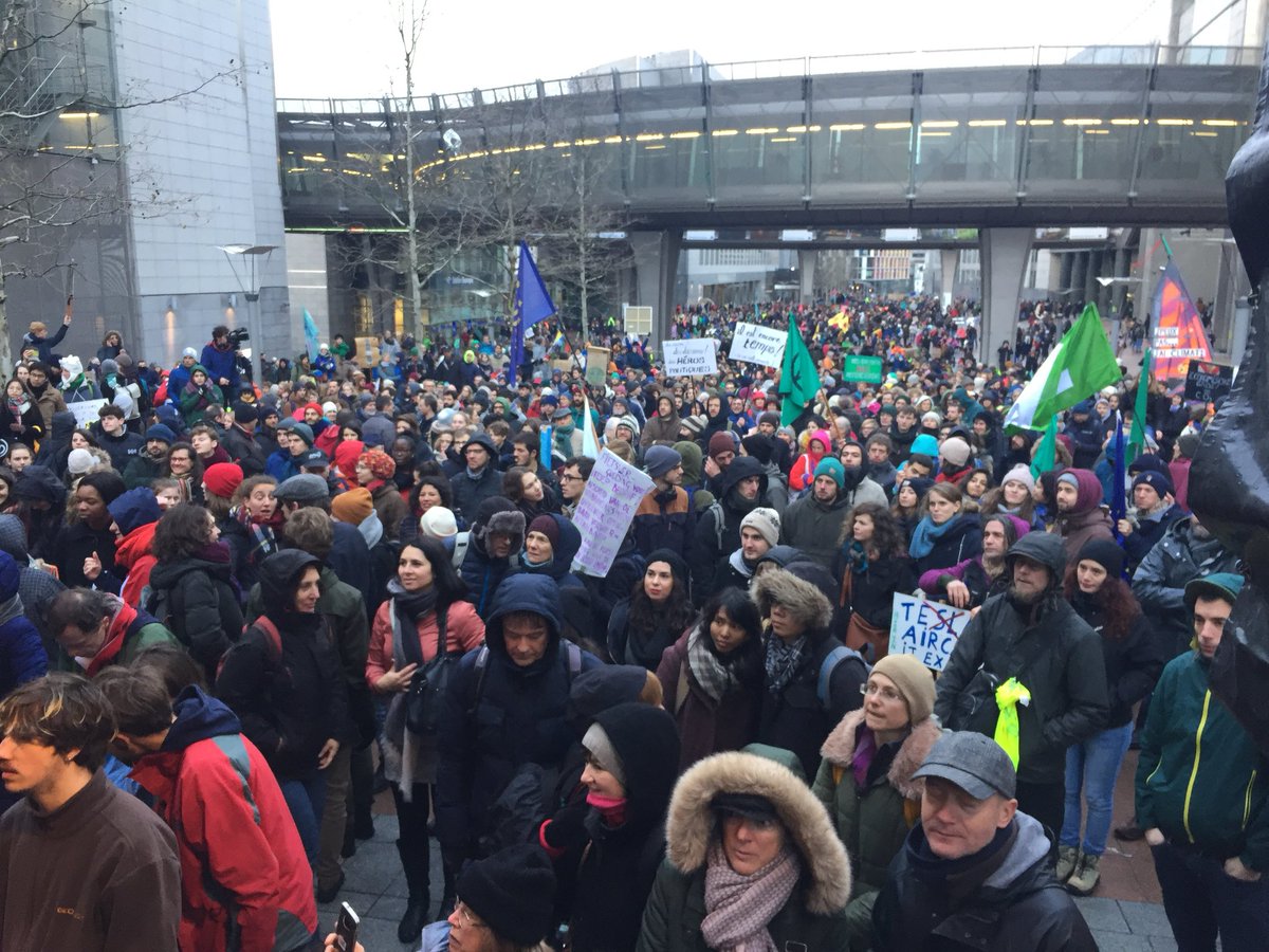 larrouturou's tweet photo. Bravo les Belges! À Bruxelles nous étions plus de 70.000 selon la police à marcher pour le climat. Et comme le Pacte Finance-Climat est une des 3 revendications communes à tous les organisateurs, j’ai eu la chance de prendre la parole en fin de Marche. #climat #ensembleOnVaGagner https://t.co/iSIgsBxoJQ