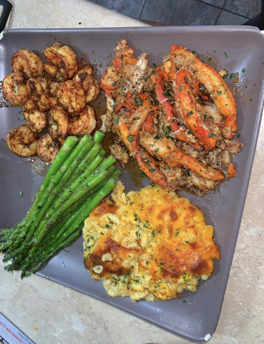Crab legs, Baked Mac, blackened shrimp, and asparagus 👩🏾‍🍳.