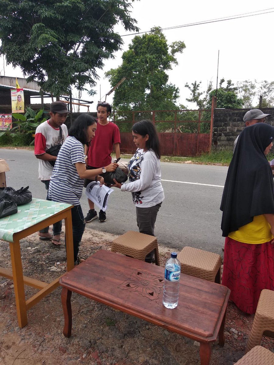 ikarusspace's tweet photo. The Really Free Market or Pasar Gratis usually held at a park on sunday every once a week. Most of our free stuff donated by community and individuals that were interested in the idea of sharing and making things free. But this sunday we decided to do it on our own neighborhood. https://t.co/imVGSX5wVv