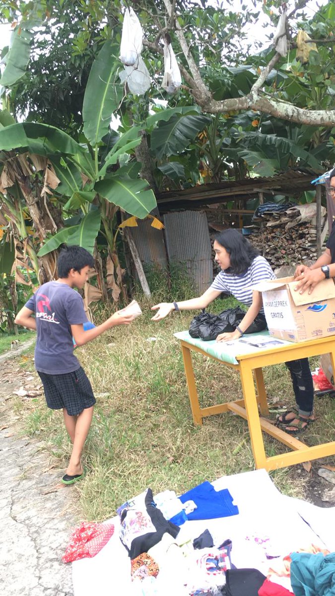 ikarusspace's tweet photo. The Really Free Market or Pasar Gratis usually held at a park on sunday every once a week. Most of our free stuff donated by community and individuals that were interested in the idea of sharing and making things free. But this sunday we decided to do it on our own neighborhood. https://t.co/imVGSX5wVv