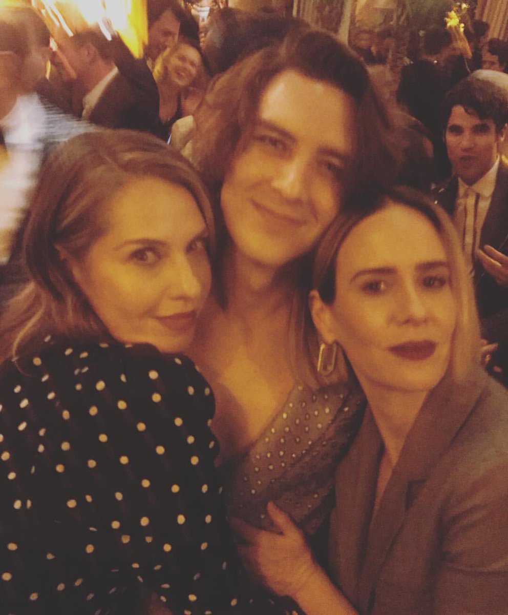 レスリー・グロスマンとサラ・ポールソンとコーディ・ファーン！…の後ろにフォトボムするダレン・クリス！かわいい  https://t.co/xHTOnuJ35R, image size:992x1200