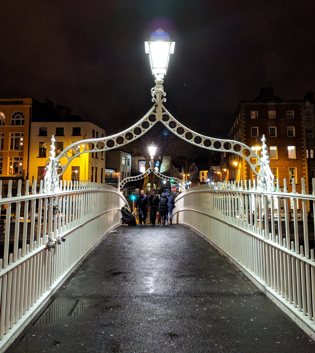 Mick_Finnegan's tweet photo. I'm walking through Dublin right now & I'm so thankful that I'm not homeless anymore. It's so cold I would not be able to cope & yet there's so many poor souls braving this weather tonight. If you care about anything get onto your local TD. Let's sort this out #NoSecondNightOut https://t.co/qwv55mQ0av