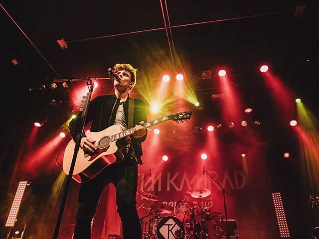 Stuttgart, das war zu krass gestern... 😍 DANKE! Gleich startet die letzte Show der Tour in Bochum. Was für eine geile Zeit ❤ Lasst uns nochmal richtig Gas geben heute 💪

#timkamrad #teamkamrad #downandup #tour #stuttgart #happy #goodtimes #stage #lig… bit.ly/2G8abiy