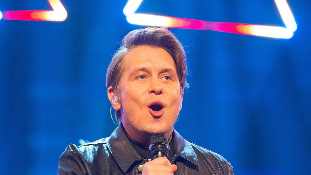 Take That s Mark Owen sings Happy Birthday to himself  