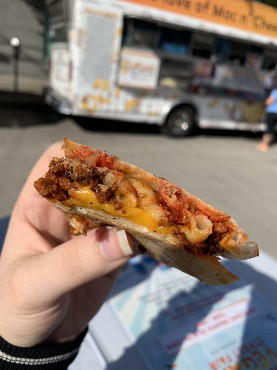 vegan_vexation's tweet photo. the chefβs special today at Vegan Sunday!! taki mac n cheese quesadilla!
#wearetheveganhooligans #veganhooligans https://t.co/ORuFVwQn89