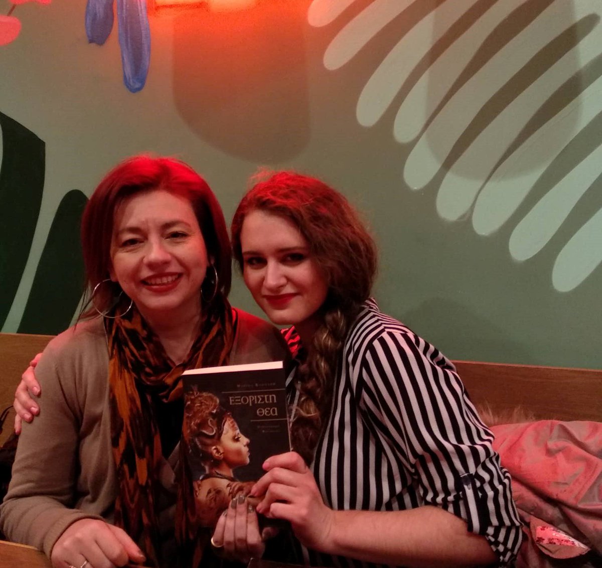 ma811kl's tweet photo. #booksigning with Evgnosia O'Hara
#amwritingfantasy #writers #reading #MarinaKlonari https://t.co/5aH0zg8xKa