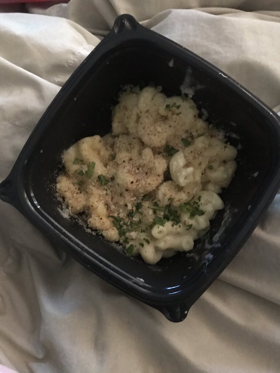 Meownard's tweet photo. @redrobinburgers THIS is your $8 Mac and Cheese?! I don’t even wanna know what your $2 side Mac and Cheese looks like... #weak https://t.co/ti1l8RVyPl