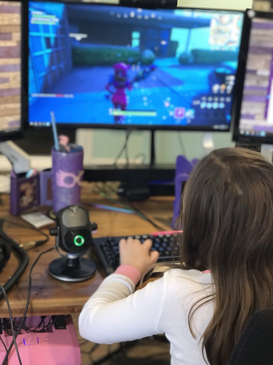 Aureylian On Twitter Boo Is Playing Fortnite With A Little Girl From Her Class And They Re On Voice Chat And It S So Cute Girls Playing Fortnite Girls Playing Fortnite Aureylian On Twitter Boo Is Playing Fortnite With A Little Girl From Her Class And They Re On Voice Chat And It S So Cute