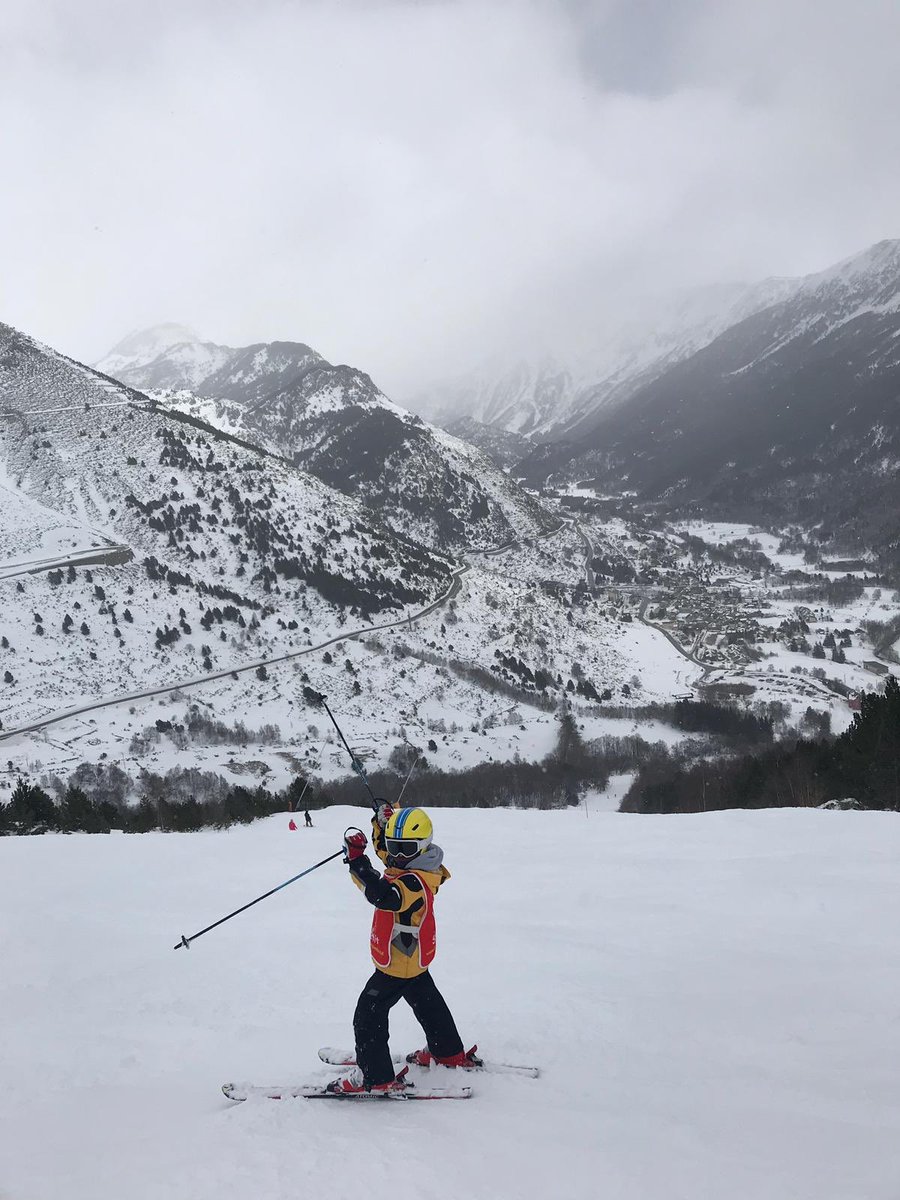 CEB_Berga's tweet photo. Els cursets d’esquí alpí de cada diumenge són una festa! Espectaculars! #skiCEB #ClubEsquíBerguedà #esquí #portepuymorens #paysdelaneige #skiing #skiingislife #mountainlife https://t.co/ceEbNvX9I3