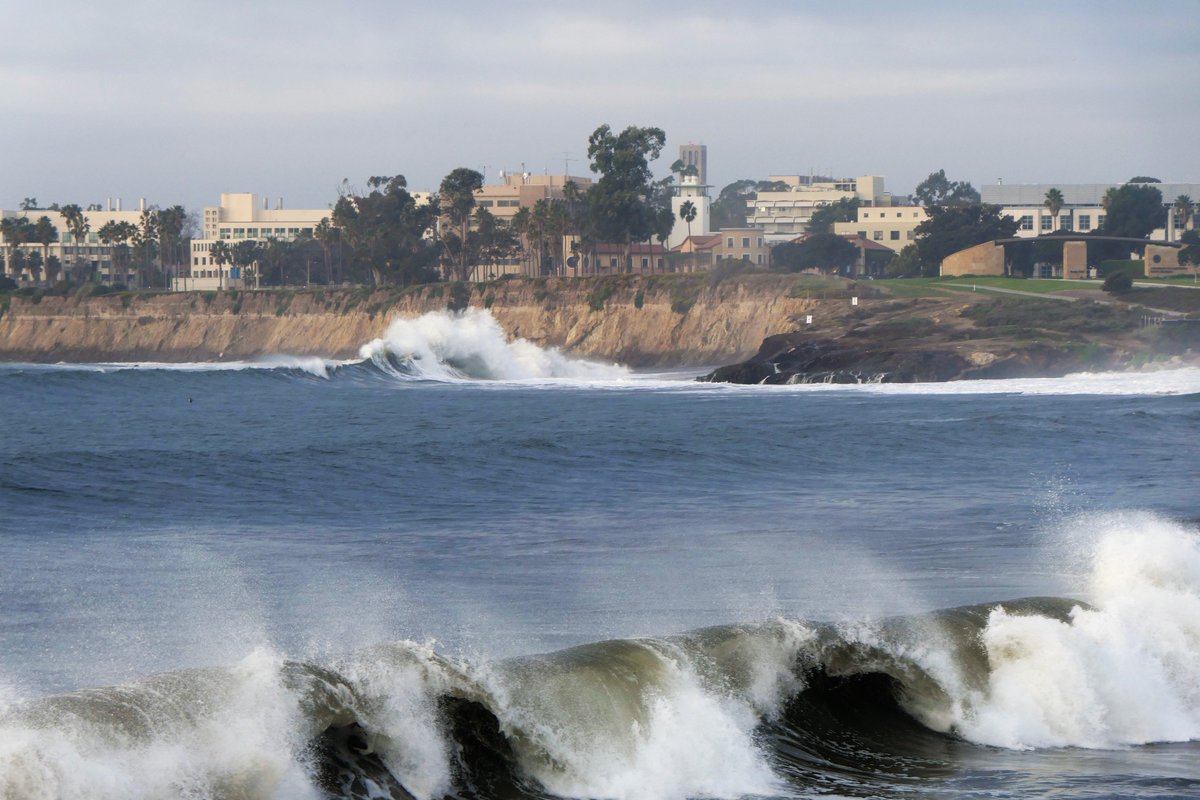 johnnykelphead's tweet photo. A very rare sight #goletabeaach area last week. #tides Reflected wave hits incoming. #campuspoint #ucsb #santabarbarchannel #ocean #saltlife #kingtides https://t.co/GY3fLu7EcZ
