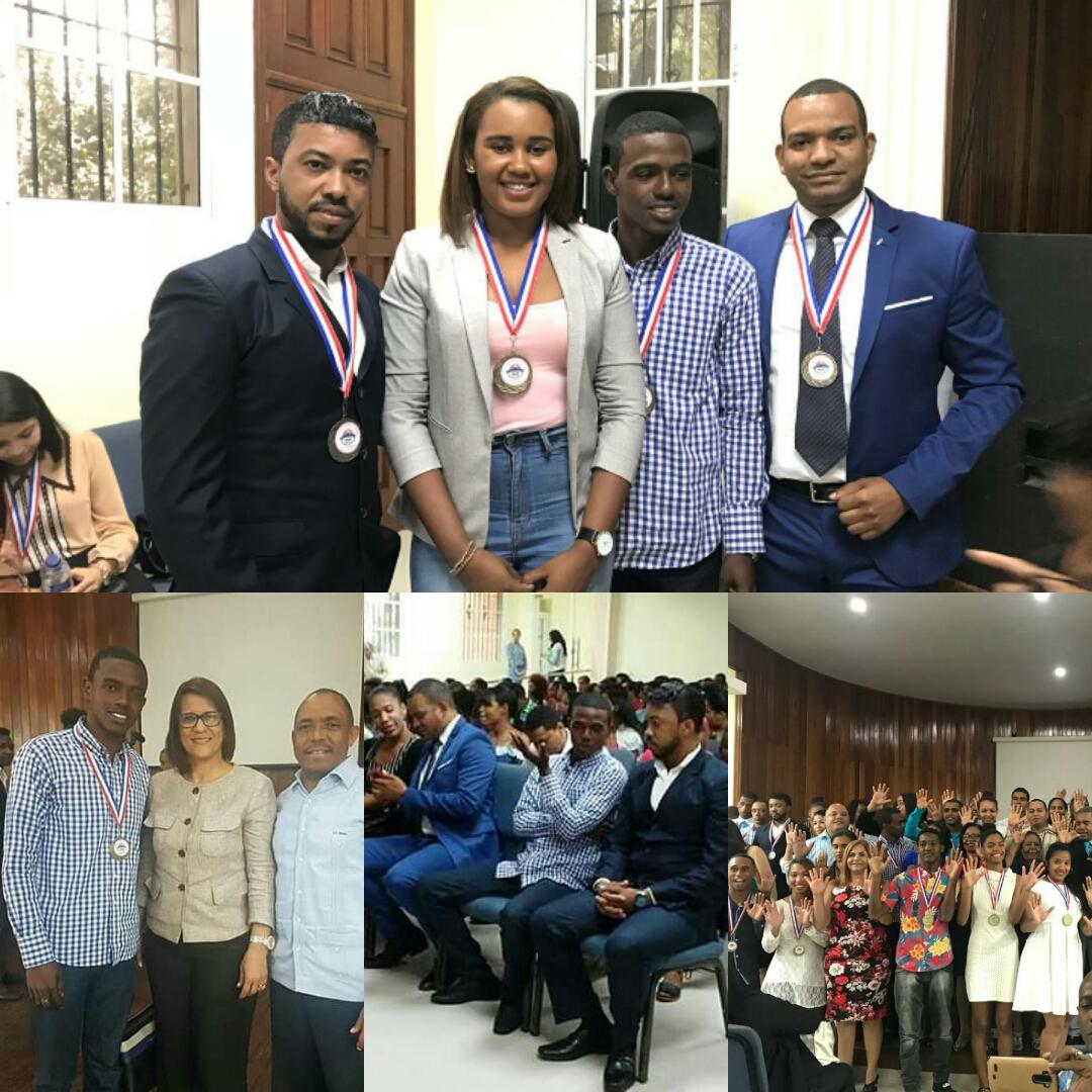 rafaelsantana07's tweet photo. En el día de hoy junto a otros jóvenes de mi querida San Cristóbal recibimos una medalla de reconocimiento por nuestro aporte al desarrollo social y comunitario. #PasiónPorSanCristóbal #JuventudYPoder #Generacion2020 #ElCambioVa https://t.co/IczU1Z6b0m