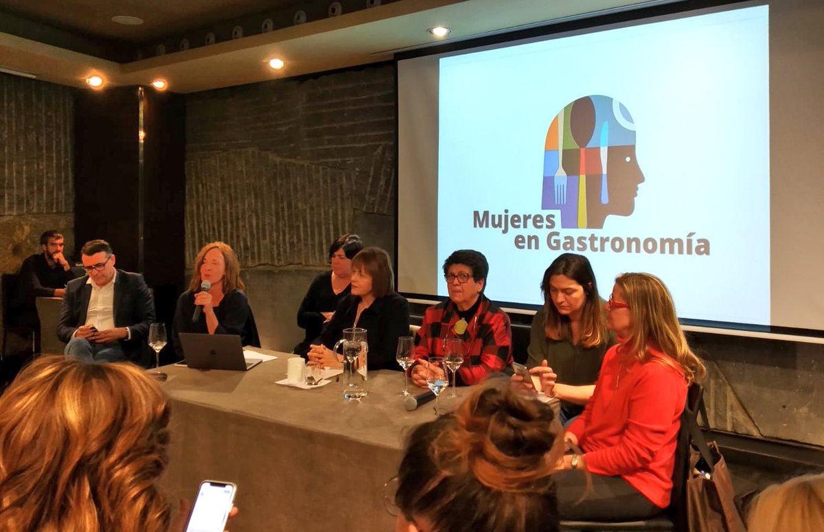 MujeresEnGastro's tweet photo. Hoy se ha presentado la asociación Mujeres en Gastronomía en una reunión celebrada el el hotel Urban de Madrid.
La unión hace la fuerza. 
#MujeresEnGastronomia https://t.co/EDGcLa7jty
