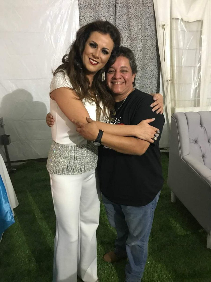 NoraluzCe's tweet photo. @EdithMarquezL Hermosa más agradecidos por hacernos vibrar con cada interpretación, miles de bendiciones para tú vida, que lo pases muy feliz. Atesoro cada momento por pequeño q sea que nos brindas antes de cada concierto #EseBesoMty siempre #ContigoEdithMarquez #FelizCumpleEdithMárquez https://t.co/IwrLK1sOnQ