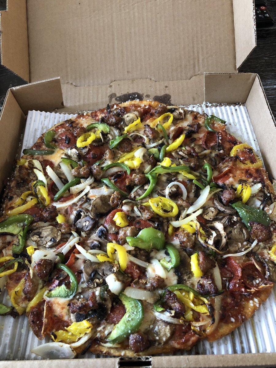 PlainPlatt's tweet image. JT’s did it again! #NoCookSunday #PizzaPlug #Food #GarlicParmesanCrust #SupremePizzaLover