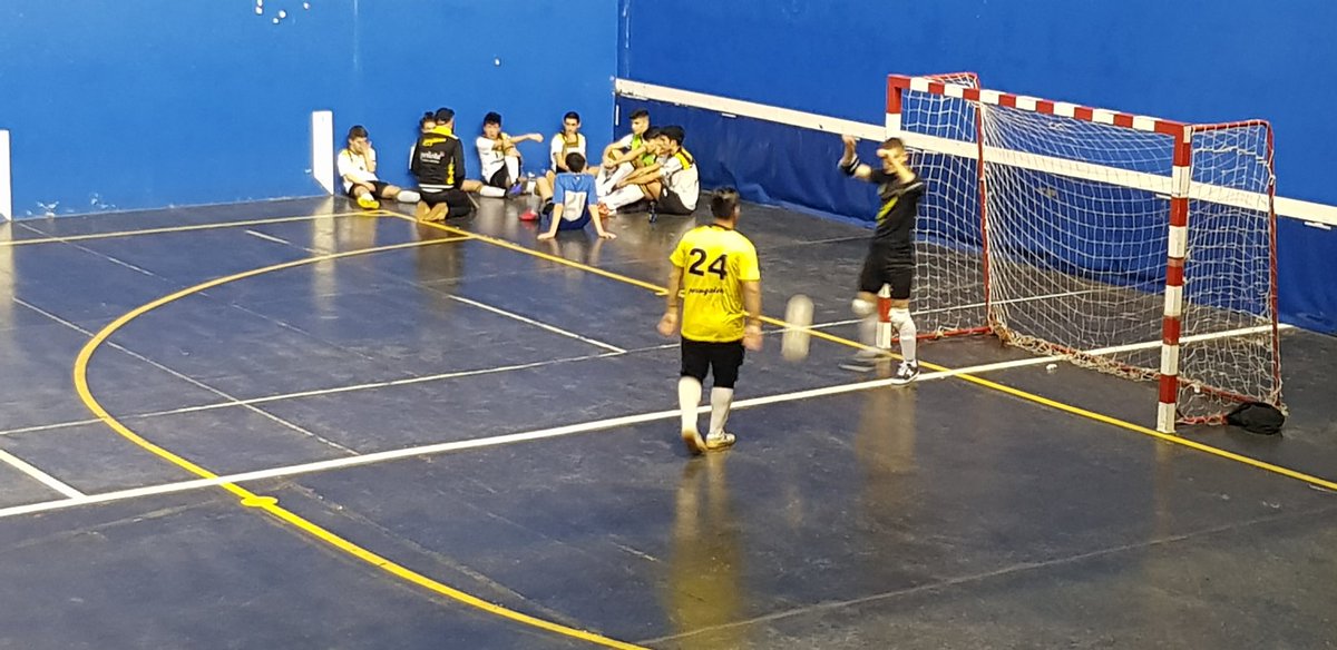 jarrillerosfs's tweet photo. Gabon jarris 🙋♀️🙋🏻♂️!!!
Nos quedaba para acabar el finde el partido de nuestro #JuvenilB vs #Meatzari.
Zortea gure kontran egon da eta galdu egin dugu 6-2. Golak: @Oier24 eta Jon Ander #jornada13. Animo talde osoari 💪🏻💪🏻!!! https://t.co/Y6QQFkCjxm