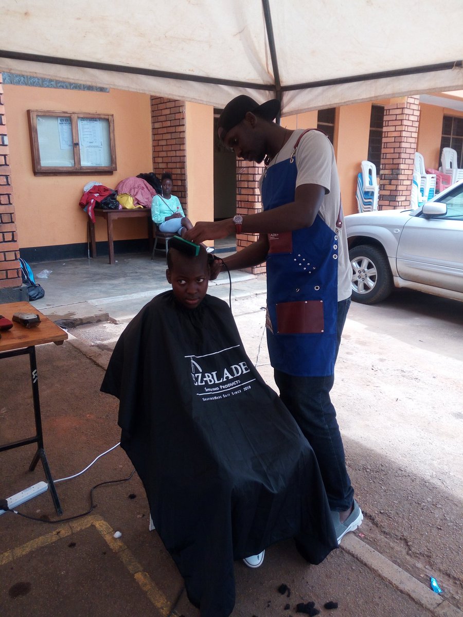 St_Nellysade's tweet photo. All my teammates were very busy today but I managed to be in the office by myself and gave 31 free haircuts at the 12th edition of Hip-hop for society in Nsambya. S/o to the whole Breakdance Project Uganda team for putting everything together.
#BuildOutFoundation
#WeFlourish ✂ https://t.co/aEuVgvXWMU