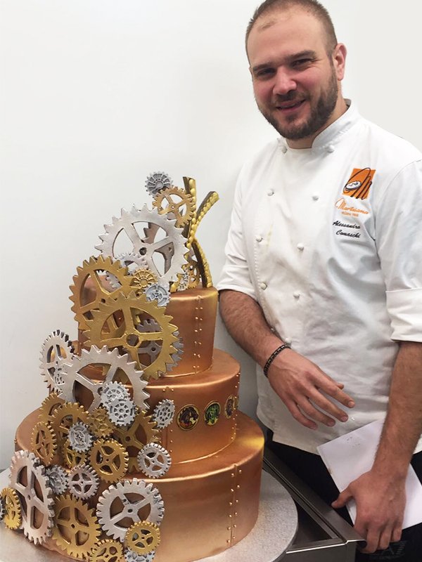 Steampunk? Retrò? Come la definireste questa torta?
#pastrychef #cakedesign #cakedesigner #pastrydesign #pastrydesigner #pasticcere  #cake #torta #steampunk