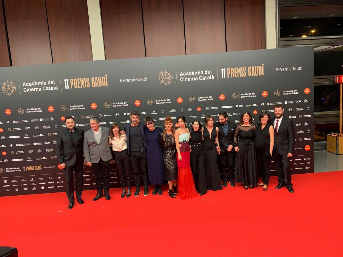 alfapictures's tweet photo. Tot l’equip de #Viajealcuartodeunamadre preparat per la gran nit dels #11PremisGuadi #catifavermella #Gaudí2019 https://t.co/mdp9LMJYEn