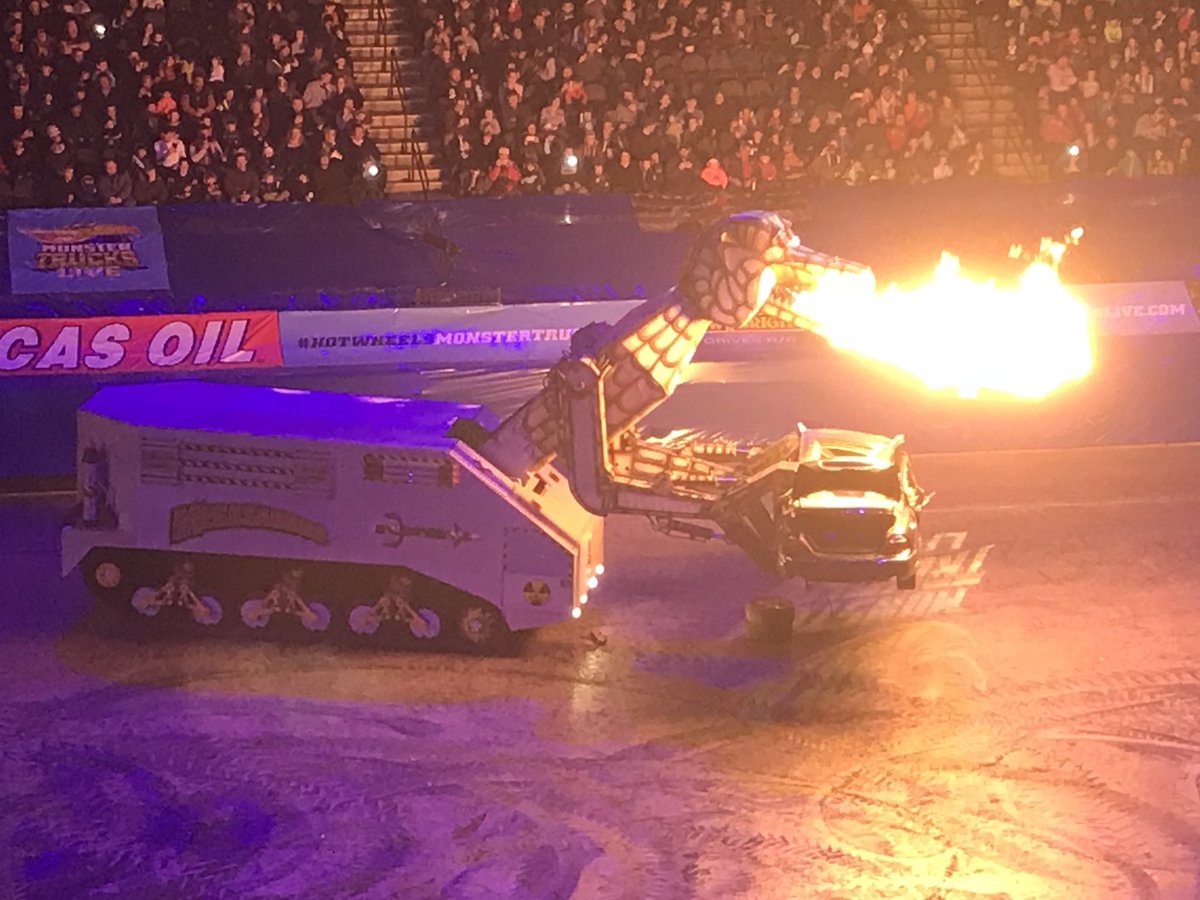 patrikmartin1's tweet photo. #HotWheelsMonsterTrucksLive #Megasaurus Sunday Fun Day! @Monica_Skopick https://t.co/VG4RL4DQm9
