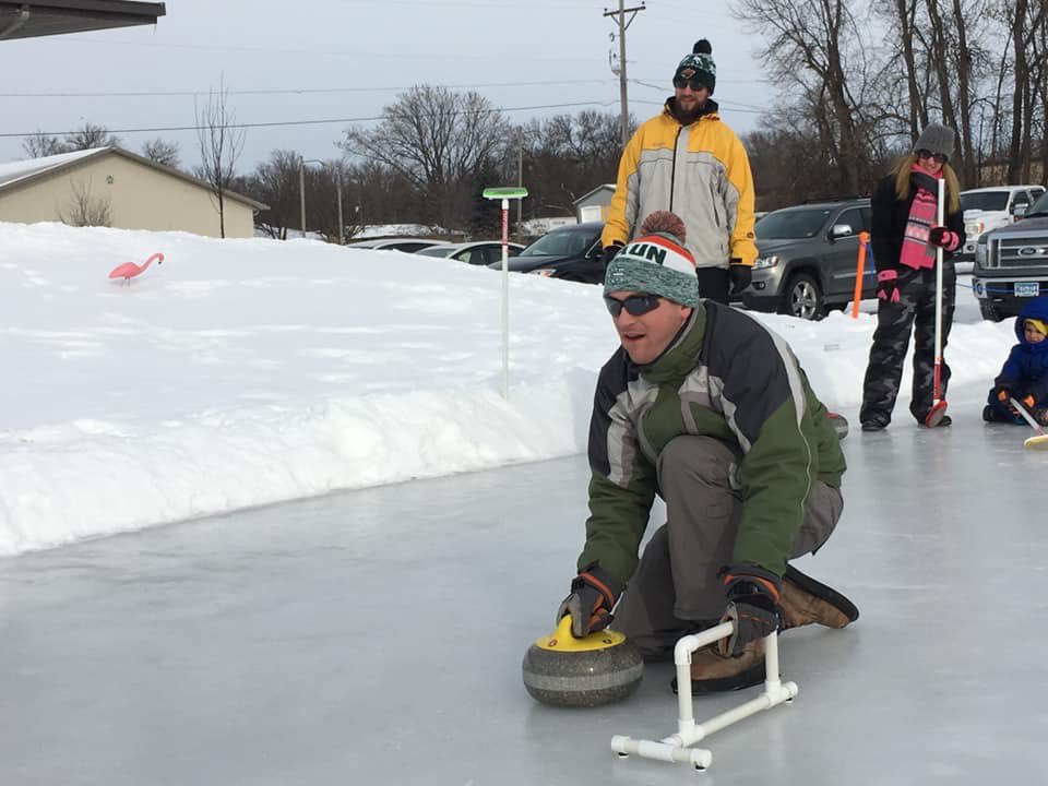 curlrochester's tweet image. Come join us @LilThistleBeer NOW! Beat the snow and #learntocurl at our pop up curling event. #sweep #winterfun
